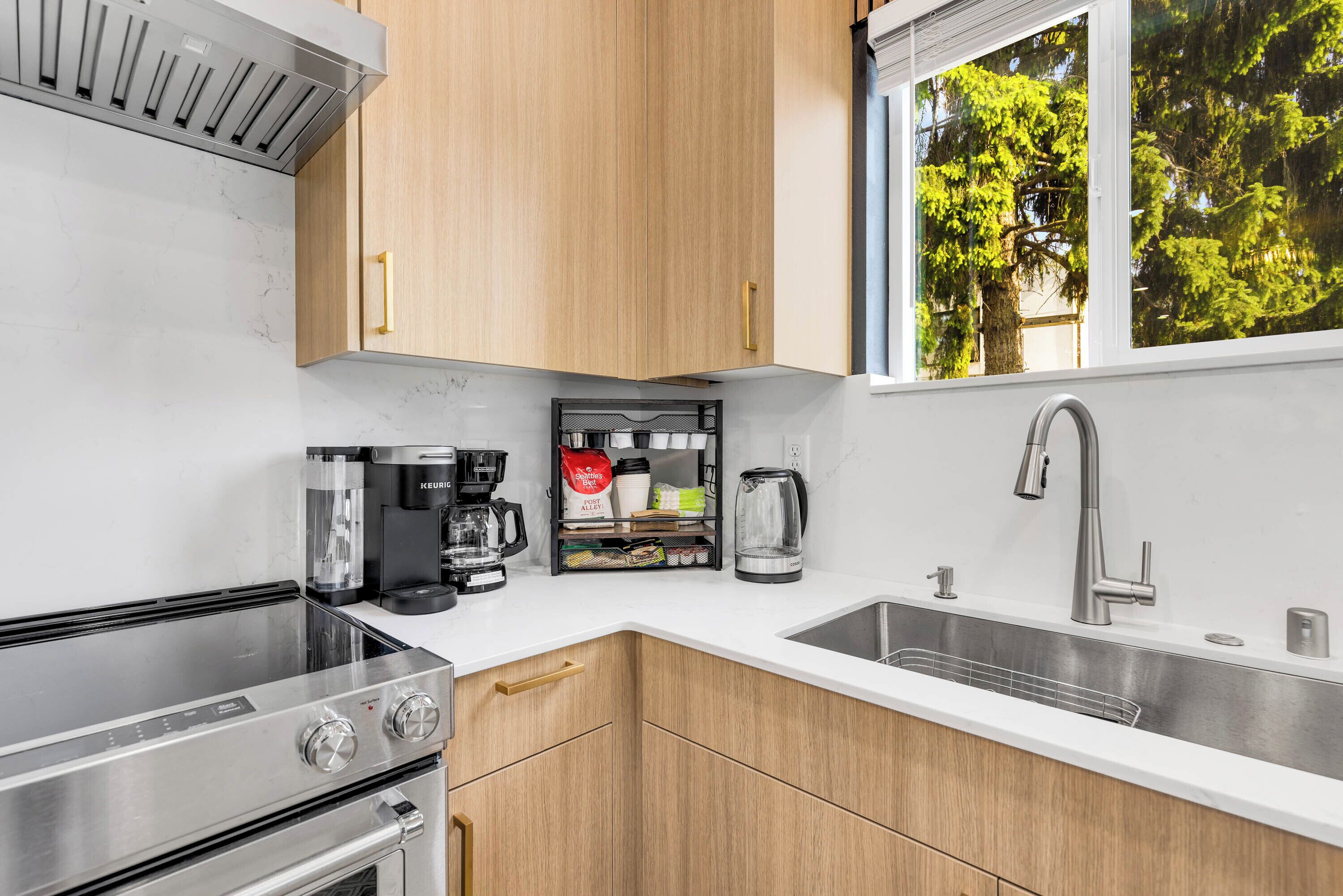 Coffee/tea maker, fridge, microwave, oven