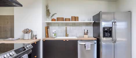 Coffee/tea maker, fridge, microwave, oven