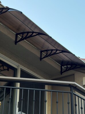 A balcony with a metal railing and a roof structure. - Luxe 3BR 3BA Condo 2 min walk to Lake & Loop Trail 4mi Hosp 10mi Beach 6mi Irv (Mission Viejo)