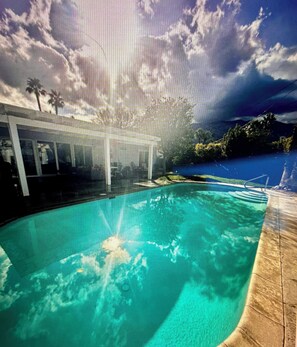 A swimming pool with clear water, surrounded by a deck and a view of the sky. - Marvelous 3-bedroom house in sunny Palm Springs (Palm Springs)