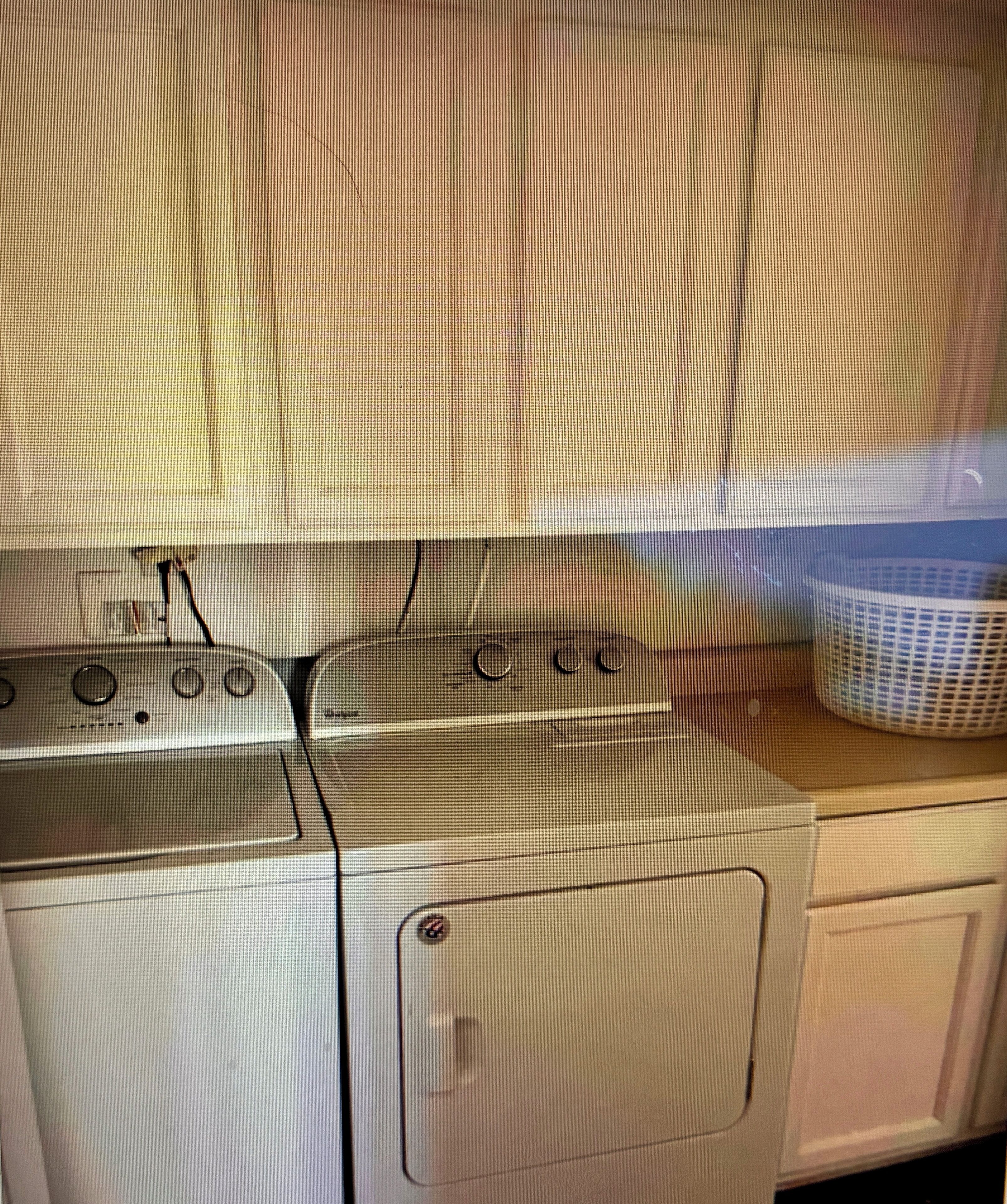Een keuken met een fornuis, oven en wasmachine.