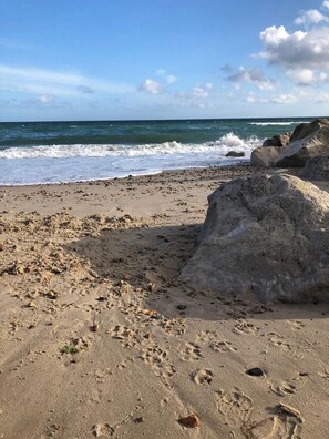 A beach with waves, rocks, and footprints. - Family beach escape with Pool (Bournemouth)