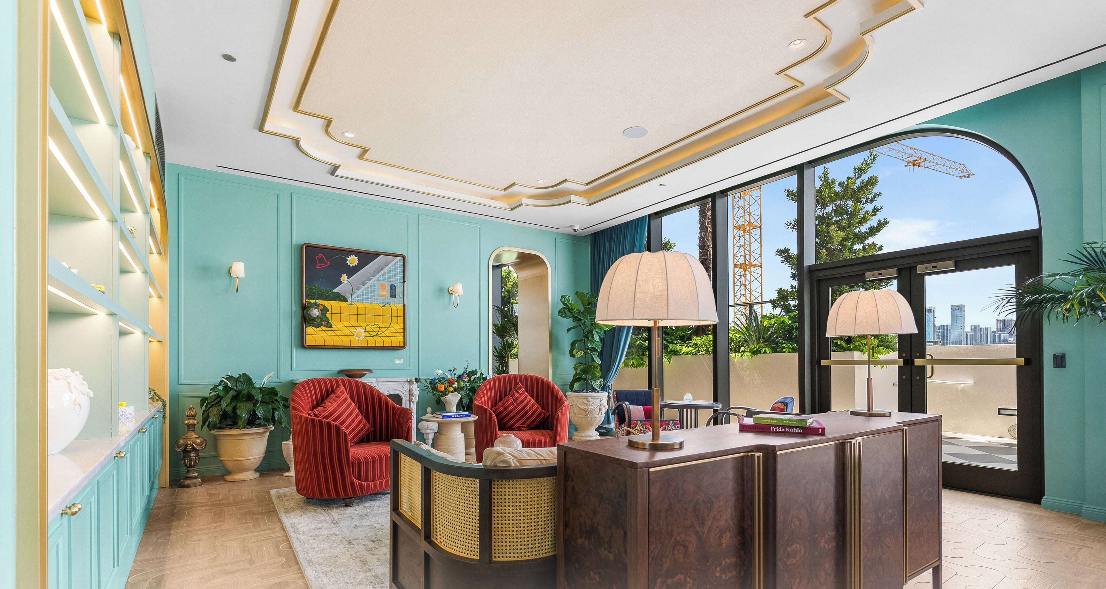 Un intérieur moderne comprenant un comptoir d’accueil, un espace détente et de grandes fenêtres offrant une vue sur le paysage urbain.