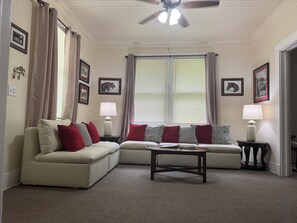 A living room with a sofa, a coffee table, and two lamps. - Downtown Aiken Enjoyable 3-bedroom house-walking distance to downtown (Aiken)