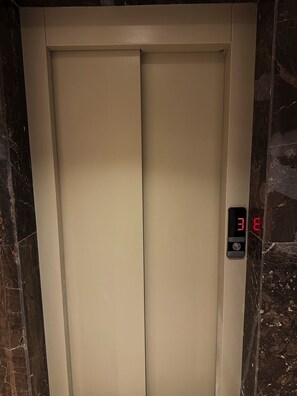 An elevator with a digital display showing the number 3. - NEW Modern Apartment Heart of Mohammedia (Mohammedia)