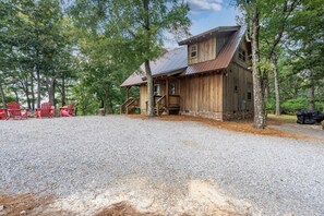 A wooden cabin with a porch and a gravel driveway. - Fancy's Find homey cabin with breathtaking vistas! (Mentone)