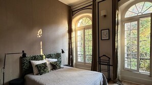Unclassified image, 2 of 13, button - Chateau Des Eyres (Podensac)