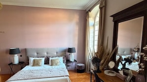 Unclassified image, 4 of 13, button - Chateau Des Eyres (Podensac)