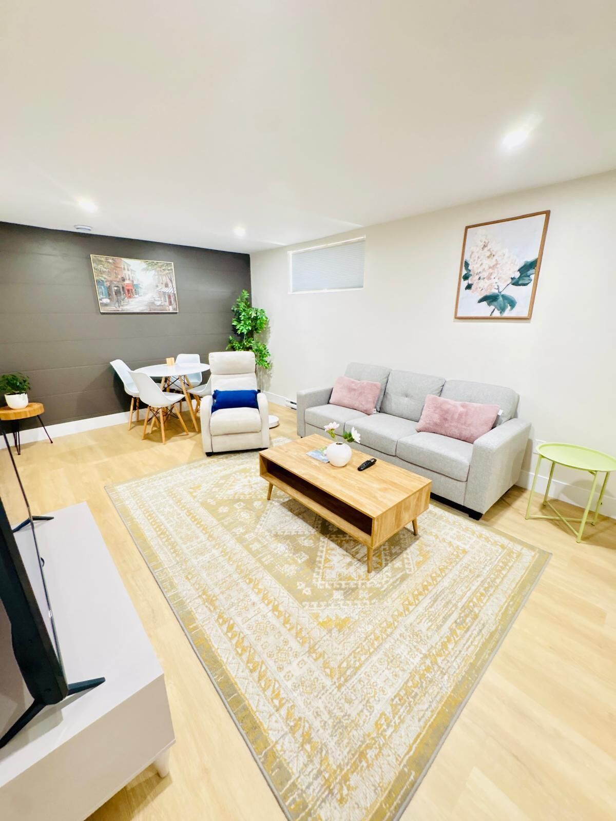 Una sala de estar moderna con un sofá, una mesa de centro y sillones.
