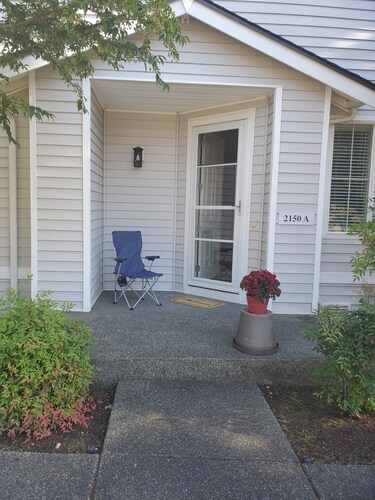 Stay in comfort while you await your HHG or make this your PNW travel base!