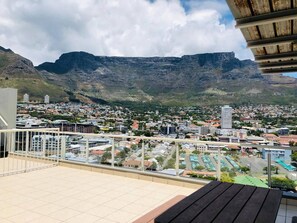 A balcony with a view of a cityscape and mountains. - 1-bedroom apartment in center of Cape Town (Cape Town)