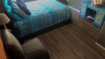 4 bedrooms, iron/ironing board, WiFi (free), bed sheets