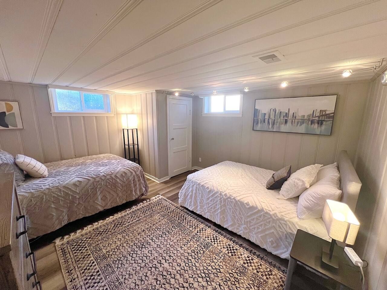 Desk, iron/ironing board, WiFi, bed sheets