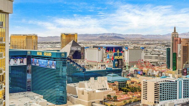 Un paisaje urbano con edificios destacados, incluyendo un casino y un hotel con una fachada azul característica.