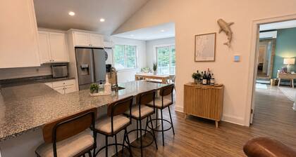 Welcome to the Blue Lobster- charming 3 bedroom home close to Long Sands