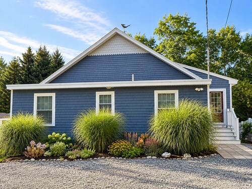 Welcome to the Blue Lobster- charming 3 bedroom home close to Long Sands