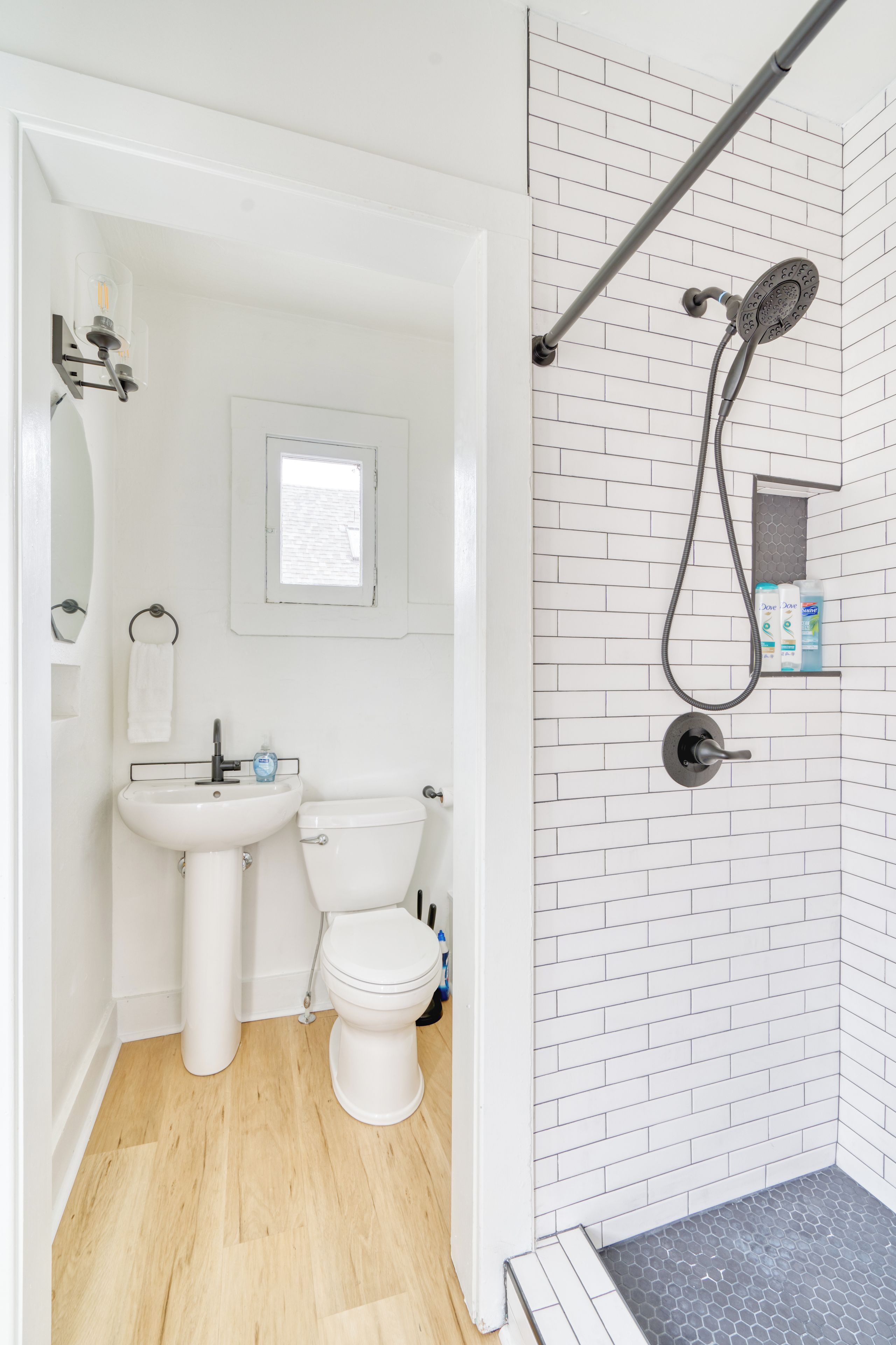 Ein Badezimmer mit Toilette, Waschbecken und Dusche.