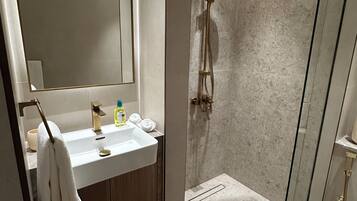 Apartemen Mewah, 1 Tempat Tidur King dengan tempat tidur Sofa | Kamar mandi | Shower, handuk, sabun, dan sampo