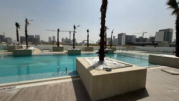 Studio Suite Mewah, pemandangan gurun | Kolam renang | 2 kolam renang outdoor