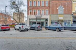 A street view with parked cars and a building with a boutique store. - Historic Downtown Florence | Near Shops & Dining (Florence)