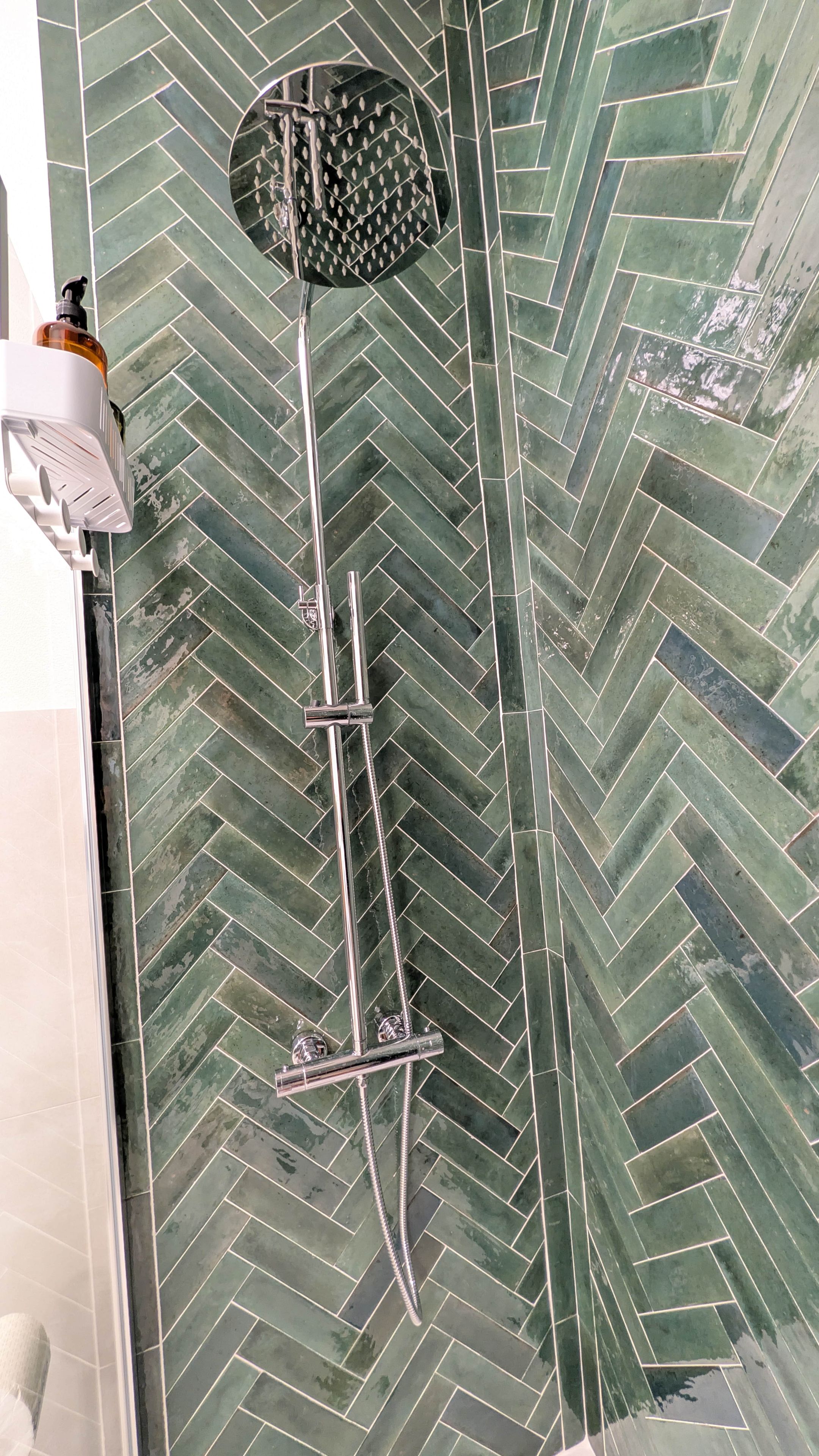 Una ducha con diseño moderno, que incluye un cabezal de ducha de lluvia y un accesorio de ducha de mano.