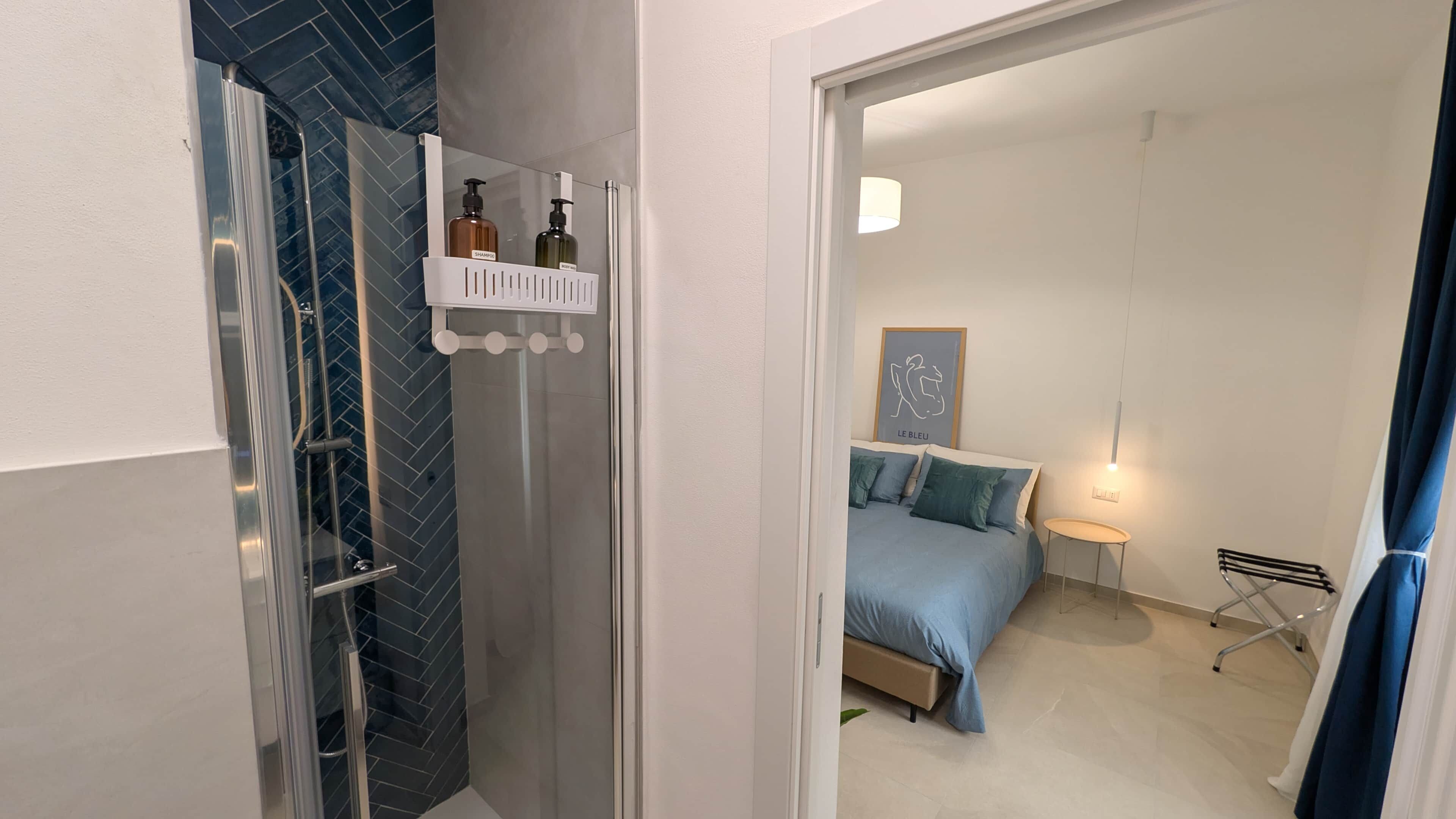 Ein modernes Badezimmer mit Dusche, Toilette und Ablage für Pflegeartikel.