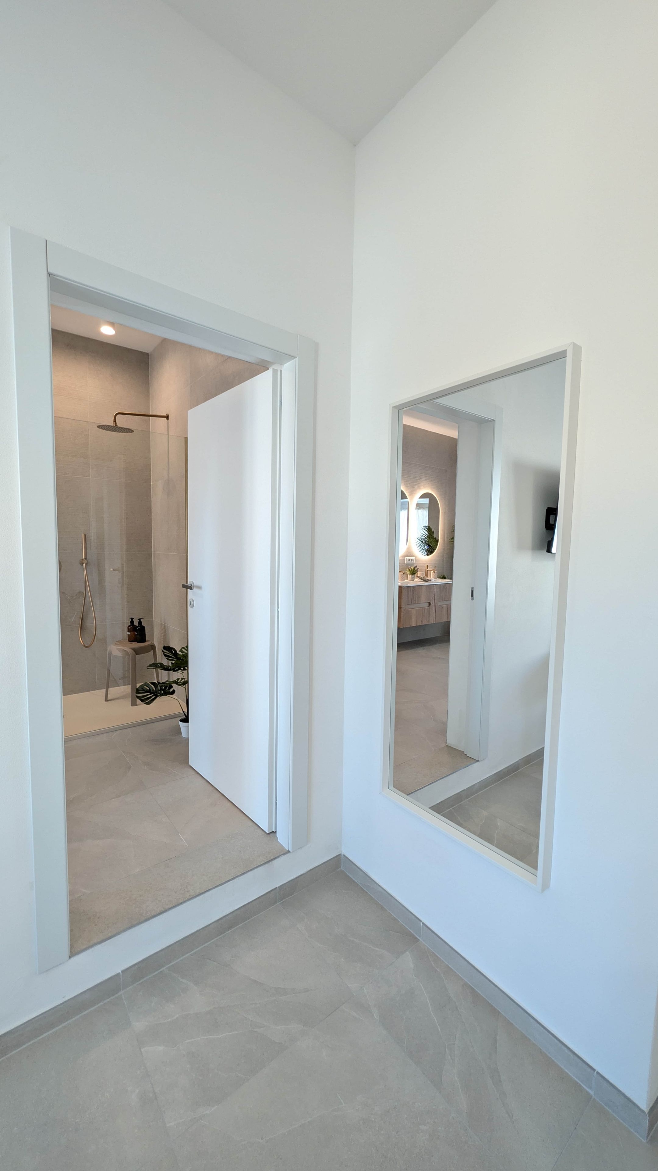 Une salle de bain moderne équipée d’une douche, de toilettes et d’un lavabo.