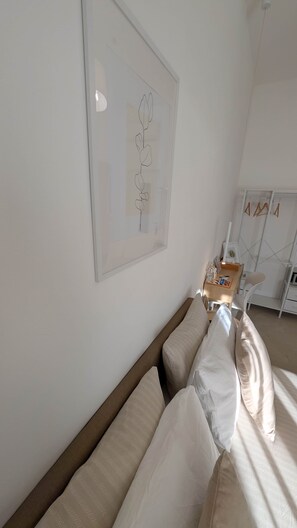 Un soggiorno moderno con un divano, un tavolino da caffè e un'opera d'arte appesa al muro.