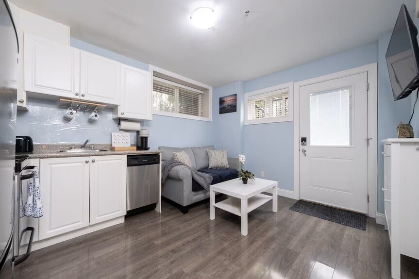 2-bedroom Suite. Walk To Skytrain, Shops & Cafés - Burnaby