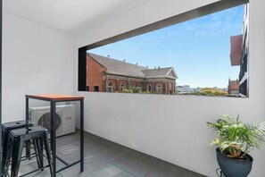 Balcony views - Modern Apartment near Hospital, Geelong (Greater Geelong)