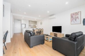  Living Room - Modern Apartment near Hospital, Geelong (Greater Geelong)