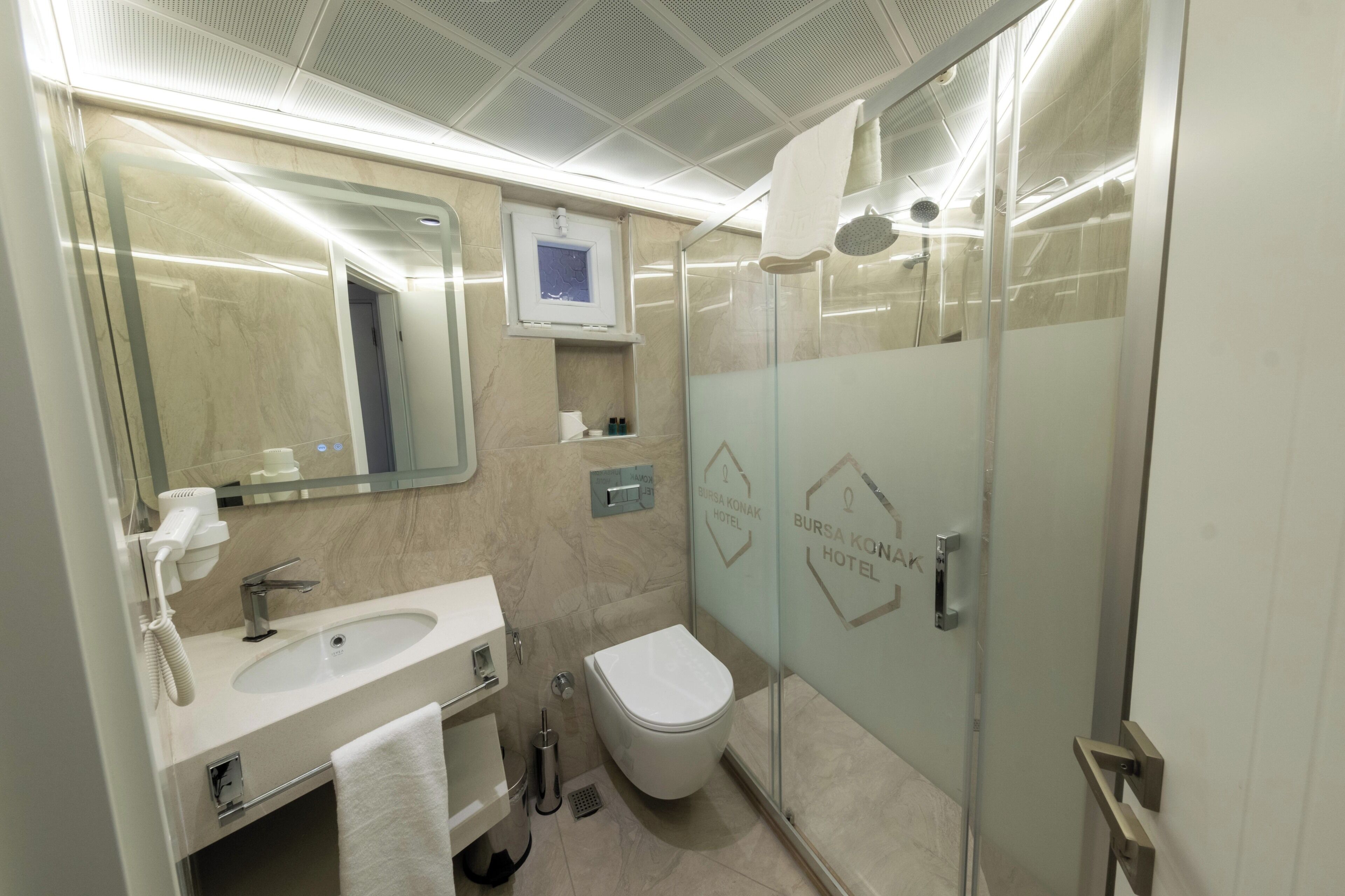 Habitación individual estándar | Baño | Regadera, secadora de cabello, toallas, jabón 