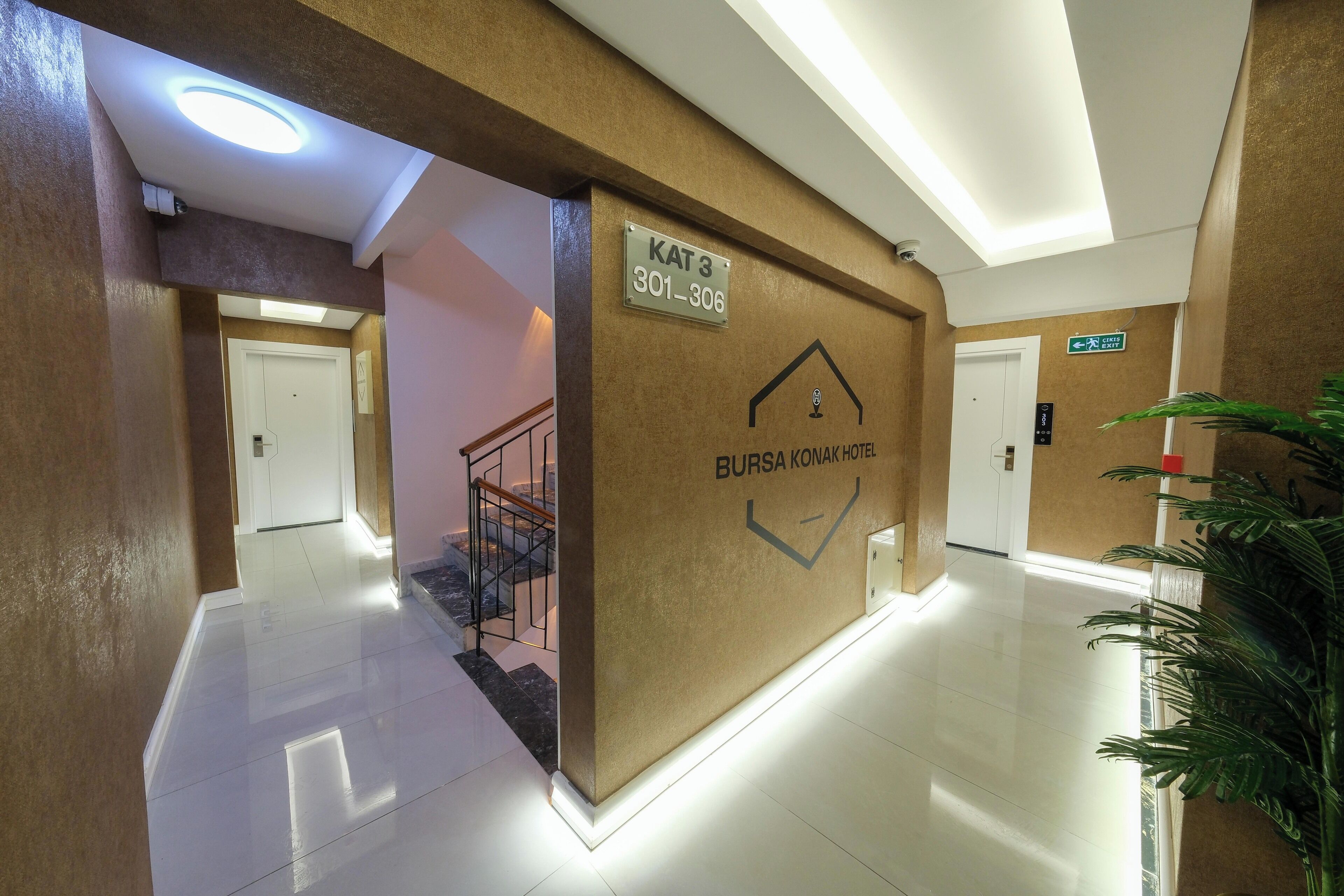 En hotelgang med skilt for 'KAT 3 301-306' og branding for 'BURSA KONAK HOTEL'.