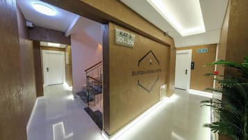 En hotelgang med skilt for 'KAT 3 301-306' og branding for 'BURSA KONAK HOTEL'.