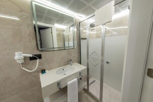 Ducha, secador de pelo, toallas y jabón