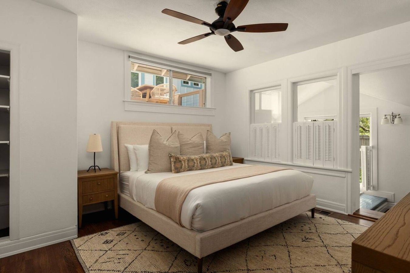 Desk, iron/ironing board, WiFi, bed sheets