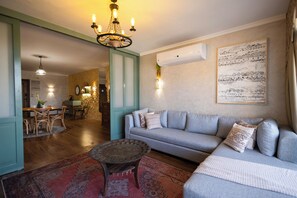 A living room with a sofa, a coffee table, and a patterned rug. - Cairo Tower View 2-Bedroom Apartment In Tahrir Square (Cairo Governorate)