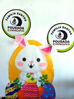 Manualidad colorida de conejo de Pascua con un logotipo encima.