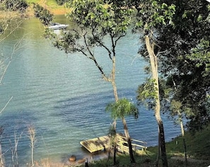 A calm lake with a dock and trees. - Vrbo Property (Nazaré Paulista)