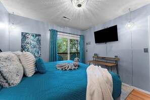 A bedroom with a bed, a TV, a window, and a ceiling light. - Pretty Peacock 2BD 2Bath - 1 mile to Silver Dollar City, Branson West (Branson West)