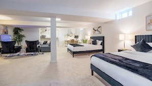 Una habitación de hotel moderna con una cama grande, un escritorio, una silla y un televisor.