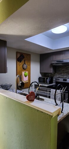 Cozy 2BR/2BA Gainesville Retreat Near UF & Shands