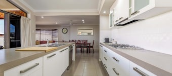 The Ritz, Family Pool Home, Dubbo