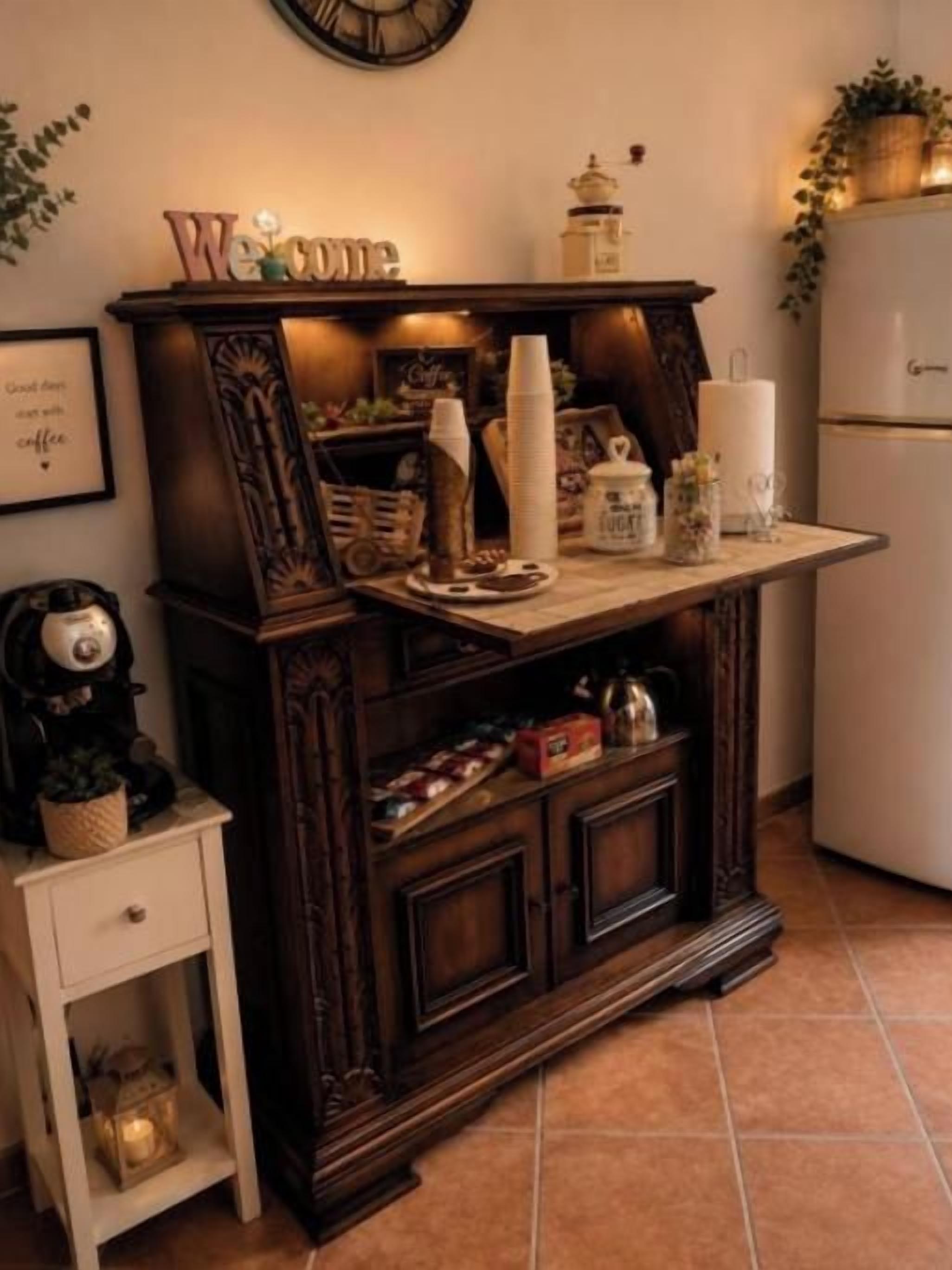 Una cocina con un mueble de madera oscura, un refrigerador blanco y un reloj de pared.