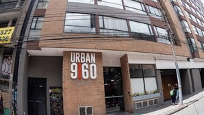 A building with a sign reading 'URBAN 9160 APARTAMENTOS' indicating it is an apartment complex. - Punto Chapinero - Zona Gourmet (Bogotá)