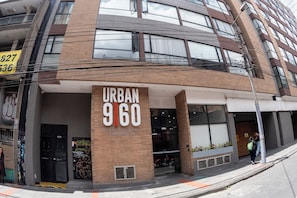 A building with a sign reading 'URBAN 9160 APARTAMENTOS' indicating it is an apartment complex. - Punto Chapinero - Zona Gourmet (Bogotá)