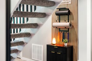 Eine Treppe mit individuellem Design, ein Wandheizkörper und eine kleine Pflanze auf einem Schrank.