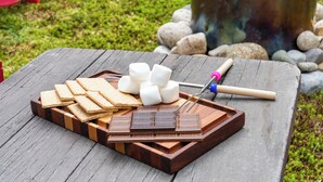 A wooden tray with marshmallows, chocolate bars, and graham crackers on a wooden table. - Secluded Luxury Escape, Hot Tub, Fire Pit, Game Room & Yoga, Walk to Town (Woodstock)