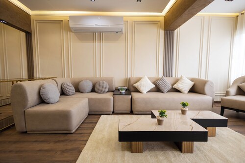 Heliopolis 2Bed/2Bath Haven with Open Views 7 Minutes from Airport