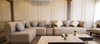 Heliopolis 2Bed/2Bath Haven with Open Views 7 Minutes from Airport
